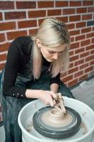 kvinna gör keramik keramik på hjul, händer närbild. koncept för kvinna i frilans, affärer, hobby. tjäna extra pengar, förvandla hobbyer till pengar, förvandla passion till jobb foto
