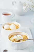 äppelsmula, en sked med glass, streusel. sidovy, vertikal. morgon frukost. foto