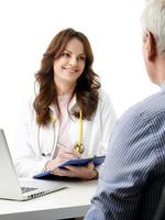 kvinnlig läkare pratar med gammal patient