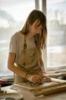 kvinna frilans, företag, hobby. kvinna som gör keramisk keramik foto