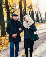 glad blond mogen kvinna och stilig medelålders brunettman foto