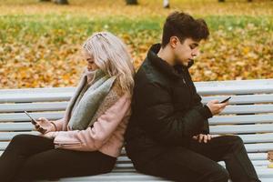 tonårs kärlek koncept. söt brunett kille ung blond tjej foto