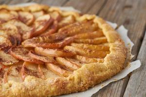 äppelpaj, galette med en frukt, söta bakverk på gamla rustika träbord, sidovy foto