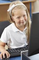 kvinnlig grundskoleelev i datorklass