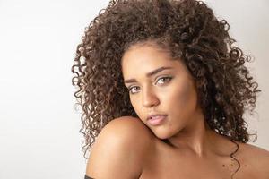 skönhet porträtt av afrikansk amerikansk kvinna med afro frisyr och glamour makeup foto