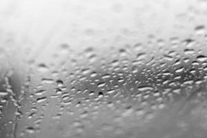 bakgrund suddig, regn droppar på vindrutan. foto