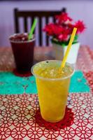 traditionell thailändsk drink, iskallad krysantemumblommajuice foto