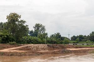 utsikt över den eroderade flodstrandsvägen. foto