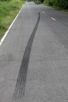 spår av svarta däckbromsar på vägen. foto