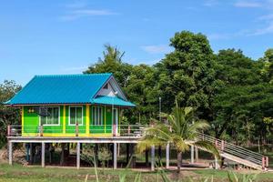 grönt hus med blått tak på landsbygden. foto