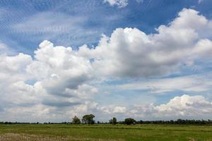 moln och himmel på landsbygden. foto