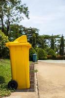 gula plastkärl som finns i parken. foto