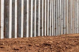 många betongpelare förhindrar erosion av jord på flodstranden. foto