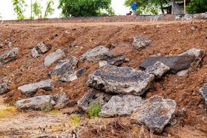 betongrivningsskräphög på högen vid vägkanten. foto