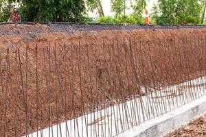 byggande av en armerad betongbyggnad nära marken under vägen. foto