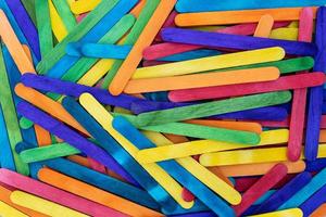 popsicle pinnar i olika färger staplas ovanpå varandra. foto