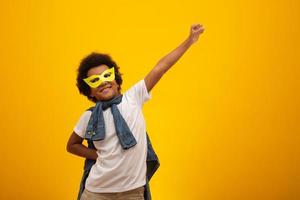 porträtt av en ung pojke av blandras utklädd till en superhjälte. svart baby i superhjältedräkt. vinnare och framgångskonceptet. foto