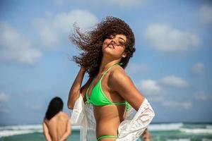 svart afro ung söt tjej, lockigt hår, bikini, strand. afroamerikansk sommarsemester. foto