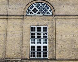 gamla väderbitna och åldrade religiösa kyrkobyggnadsväggar och fönster foto