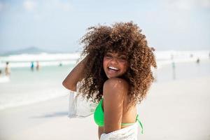 svart afro ung söt tjej, lockigt hår, bikini, strand. afroamerikansk sommarsemester. foto