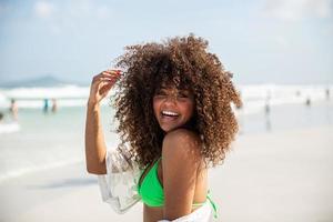 svart afro ung söt tjej, lockigt hår, bikini, strand. afroamerikansk sommarsemester. foto