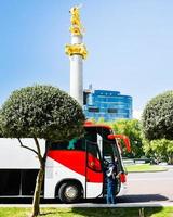 tbilisi, georgien, 2022 - researrangörsguide stand by pick up buss foto