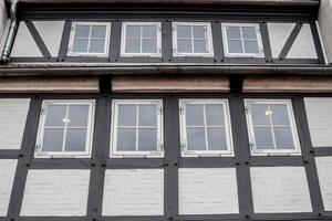 vacker gammal arkitektur av fasader som finns i den lilla staden flensburg foto