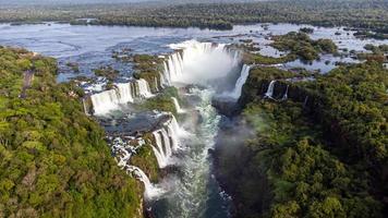 vacker flygvy över iguassunfall från en helikopter, ett av världens sju naturliga underverk. foz do iguacu, parana, Brasilien foto