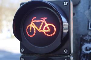 gröna och röda trafikljus för fotgängare och cyklar foto