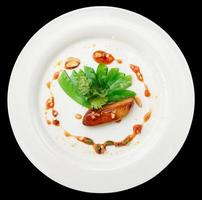 stekt foie gras med karamell och grönsaker, isolerad foto