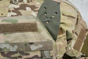 närbild av arméuniform på soldaten foto