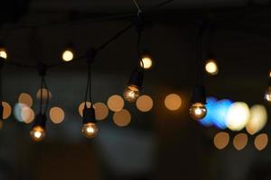 retro glödlampa hängande med mörkt utrymme bakgrund för din dekoration, koncept för kreativitet foto