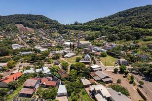 kyrka med klocktorn, morro reuter, rio grande do sul, brasilien foto