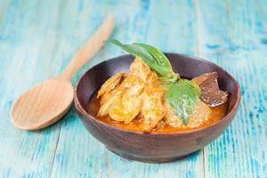 anka i varm och kryddig curry, populär thailändsk mat foto