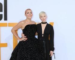 los angeles, 17 april - upptagen philipps, michelle williams på världspremiären i feel pretty på byteatern den 17 april 2018 i Westwood, ca. foto