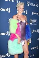 los angeles, 12 april - betty who, jessica anne newham på glaad media awards los angeles på beverly hilton hotel den 12 april 2018 i beverly hills, ca foto