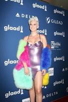 los angeles, 12 april - betty who, jessica anne newham på glaad media awards los angeles på beverly hilton hotel den 12 april 2018 i beverly hills, ca foto