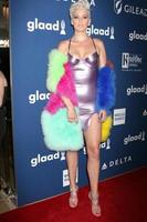 los angeles, 12 april - betty who, jessica anne newham på glaad media awards los angeles på beverly hilton hotel den 12 april 2018 i beverly hills, ca foto