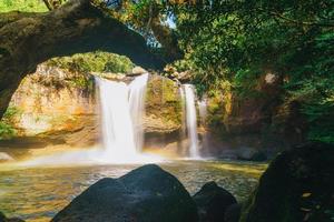 haew suwat vattenfall vid khao yai nationalpark i thailand foto