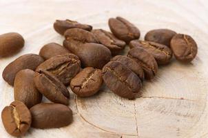 kaffebönor på träbakgrund