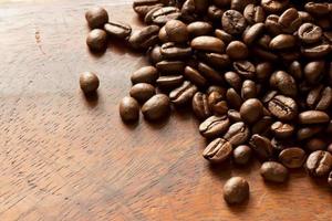 kaffebönor på träbakgrund
