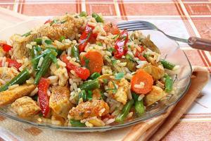 stekt kyckling med ris och grönsaker
