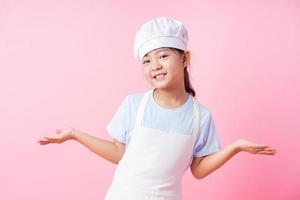 bild av asiatiskt barn som övar för att vara kock foto