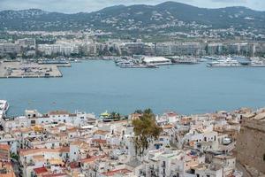 Utsikt från Dalt Vila gamla stan på ibiza i Spanien sommaren 2022. foto