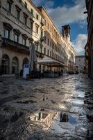 forntida del av Perugia som återspeglas i pölen foto