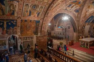 assisi, Italien, 2022-besökare vid basilikan i san francesco d'assisi foto