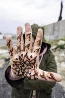 henna tatuering på handen foto