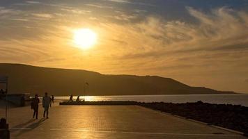 solnedgång på solnedgången canteras stranden i las palmas city foto