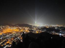 vacker utsikt över berget jabal al noor i mecka. Hira-grottan ligger på toppen av berget Jabal al noor dit besökare från hela världen kommer på besök. foto