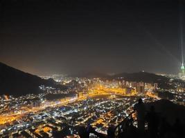 vacker utsikt över berget jabal al noor i mecka. Hira-grottan ligger på toppen av berget Jabal al noor dit besökare från hela världen kommer på besök. foto